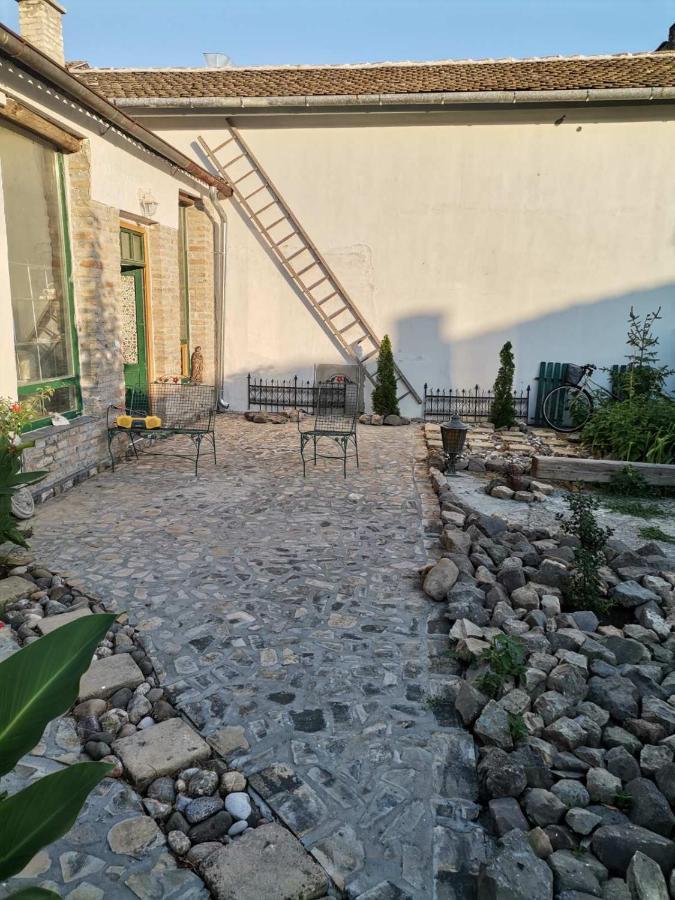 Somborski Salas - Strogi Centar Luaran gambar